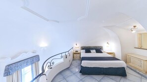 Minibar, caja de seguridad en la habitación y escritorio 