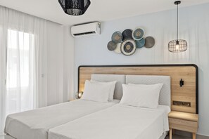 Double Superior Room with Garden View | 1 sovrum, minibar, värdeförvaringsskåp på rummet och skrivbord