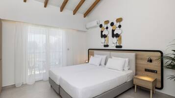 Un dormitorio moderno con una cama grande, una mesita de noche y un aire acondicionado instalado en la pared.