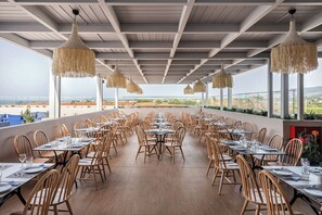 2 restaurants, breakfast, lunch, dinner served; international cuisine
