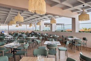 2 间餐厅，供应早餐、午餐和晚餐，国际美食