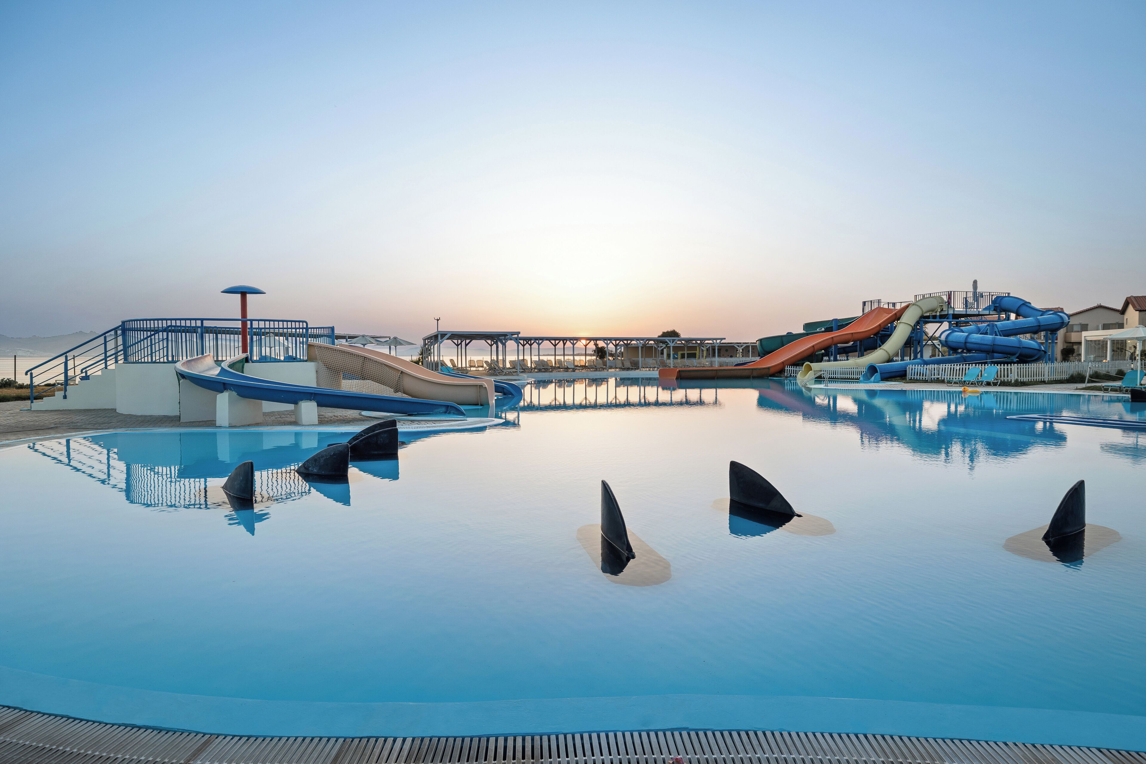 4 piscinas externas, funciona das 10h às 19h, guarda-sóis