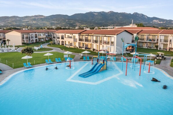 4 outdoor pools, open 10:00 AM to 7:00 PM, pool umbrellas, pool loungers