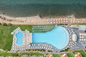 4 outdoor pools, open 10:00 AM to 7:00 PM, pool umbrellas, pool loungers