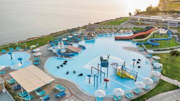 4 outdoor pools, open 10:00 AM to 7:00 PM, pool umbrellas, pool loungers