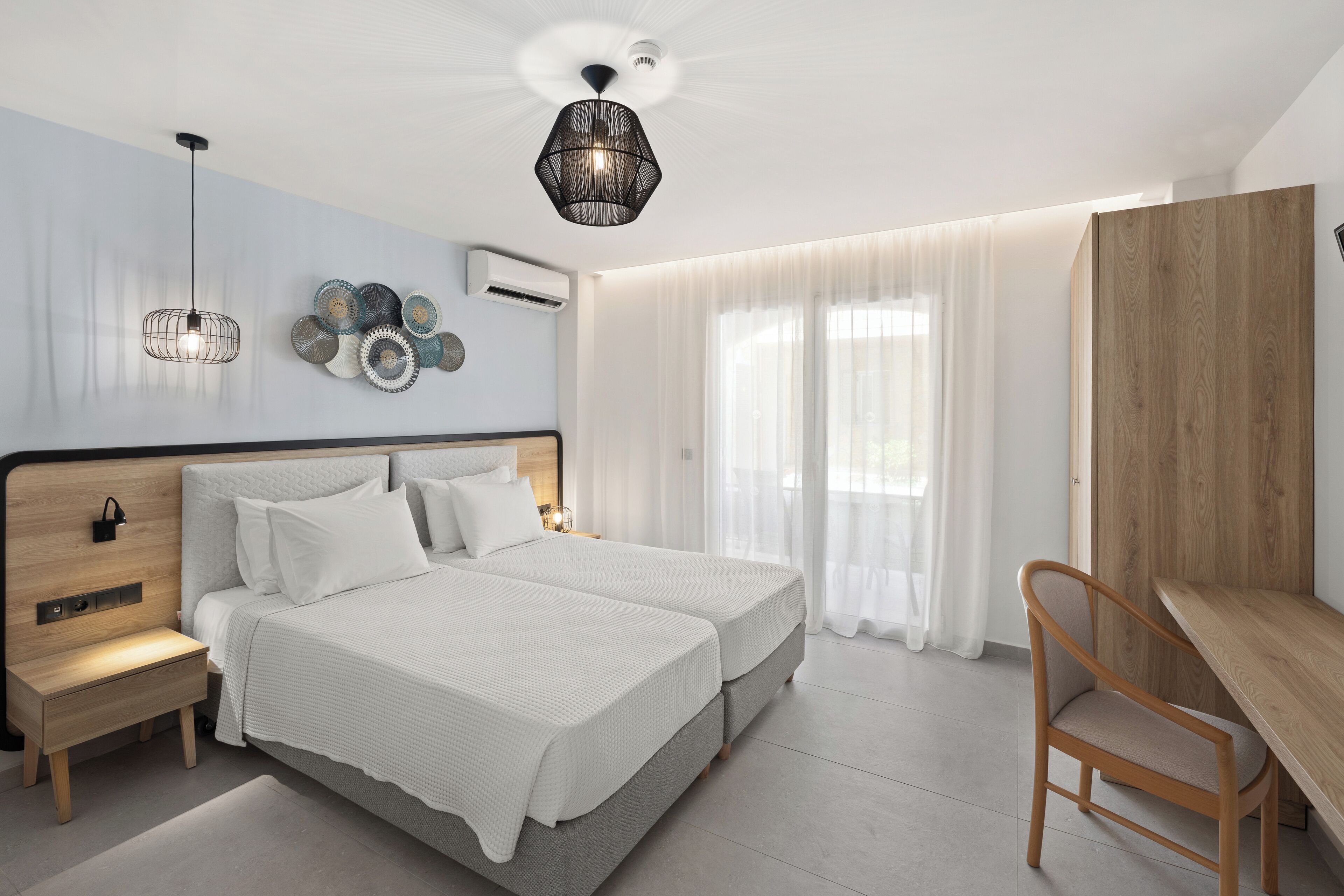Una camera da letto moderna con un letto grande, comodini, una scrivania e una sedia.