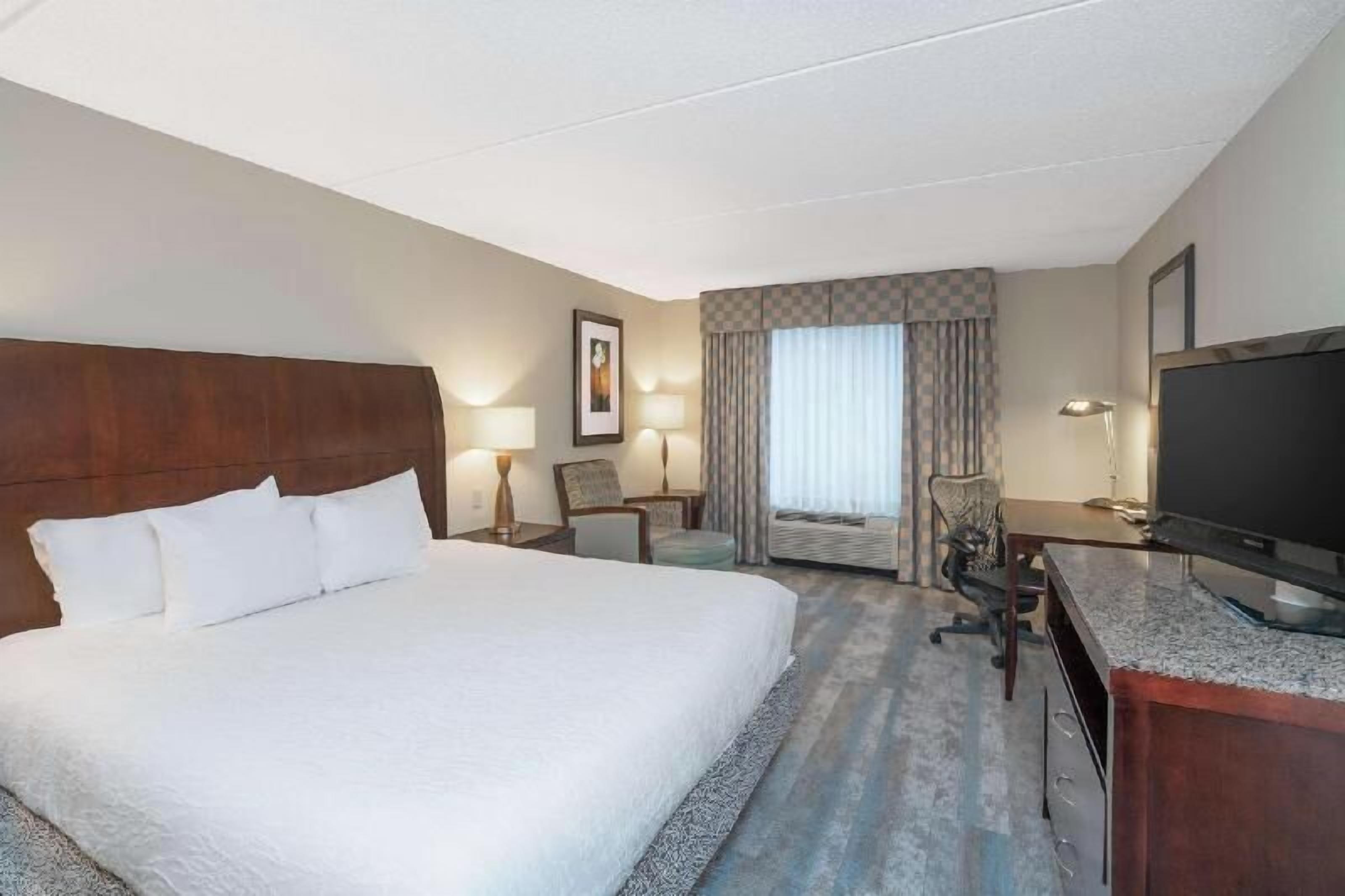 Premium bedding, in-room safe, desk, laptop workspace