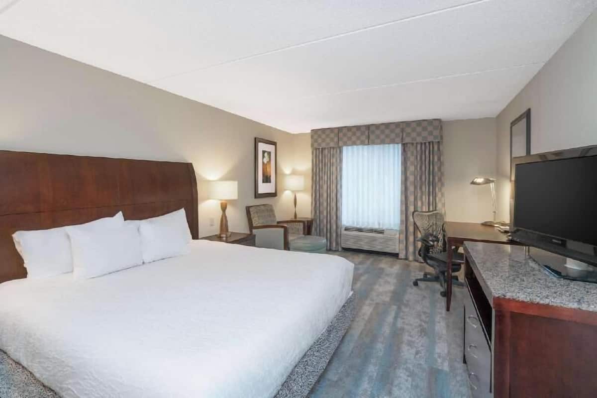 Premium bedding, in-room safe, desk, laptop workspace