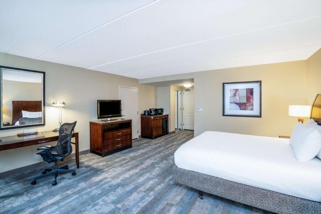 Premium bedding, in-room safe, desk, laptop workspace