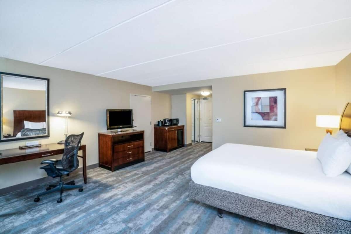 Premium bedding, in-room safe, desk, laptop workspace