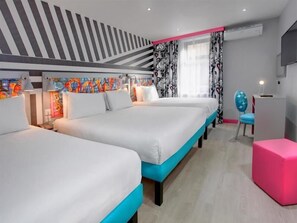 Escritorio, wifi gratis y ropa de cama 