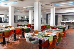 Sarapan dan makan malam dihidangkan, masakan Itali 