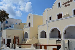 Front of property - Anemomilos Suites (Santorini)