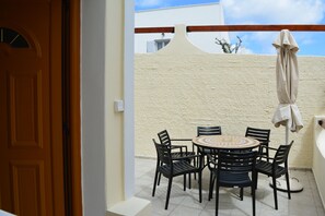 In-room safe, soundproofing, iron/ironing board, free WiFi - Anemomilos Suites (Santorini)