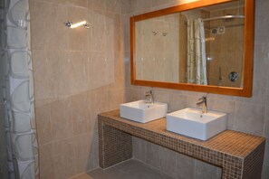 Bathroom - Anemomilos Suites (Santorini)