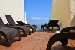 Seasonal outdoor pool, pool umbrellas, sun loungers - Anemomilos Suites (Santorini)