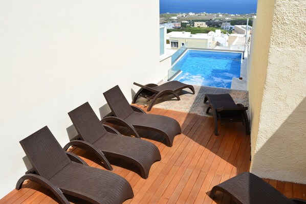 Seasonal outdoor pool, pool umbrellas, sun loungers - Anemomilos Suites (Santorini)