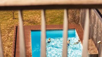 Una piscina cubierta, una piscina al aire libre