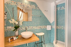 Double Room Single Use | Bathroom | Combined shower/tub, designer toiletries, hair dryer, slippers - Residenza RomAntica (Rome)