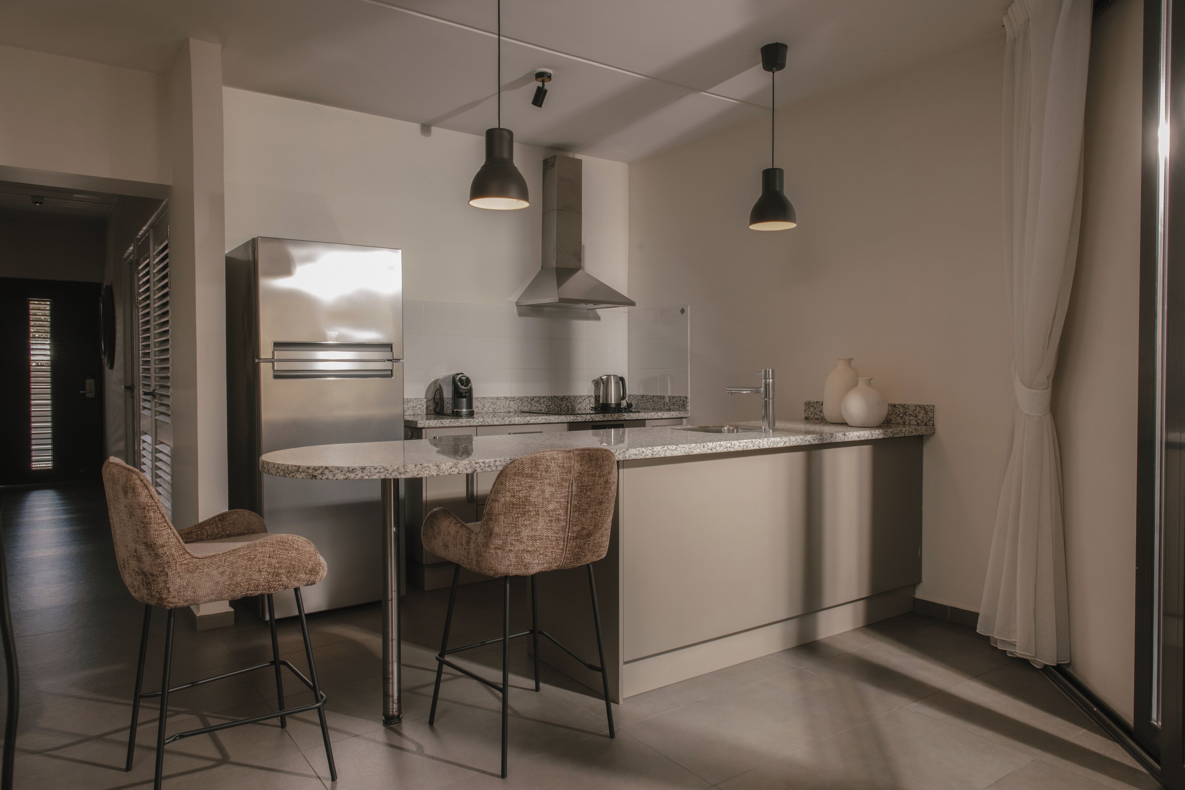 stovetop, coffee/tea maker, cookware/dishes/utensils, freezer