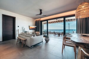 Penthouse Luxe, 2 chambres, vue mer | Coin séjour | TV connectée de 43 pouces avec chaînes par satellite, télévision