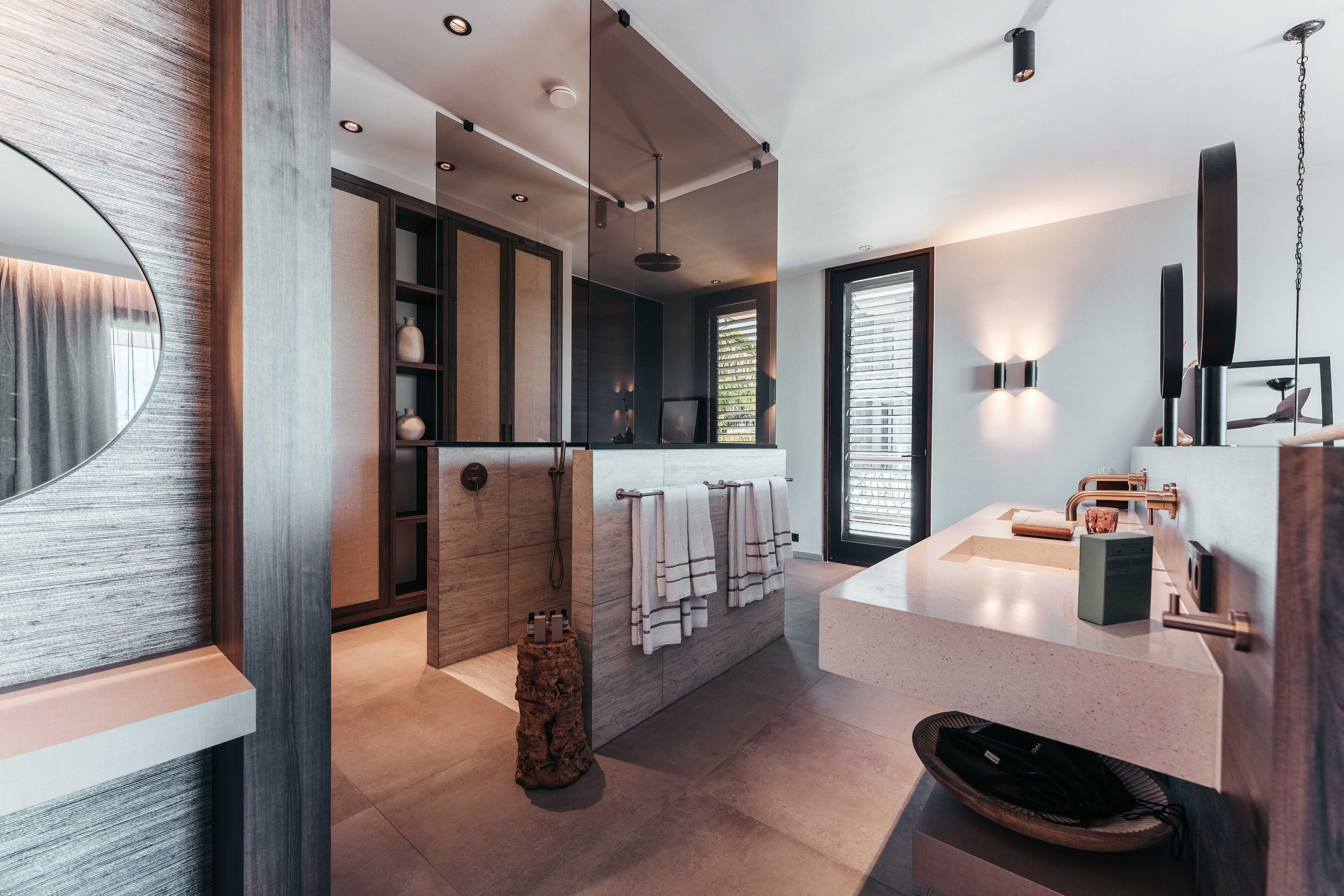 shower, rainfall showerhead, free toiletries, hair dryer