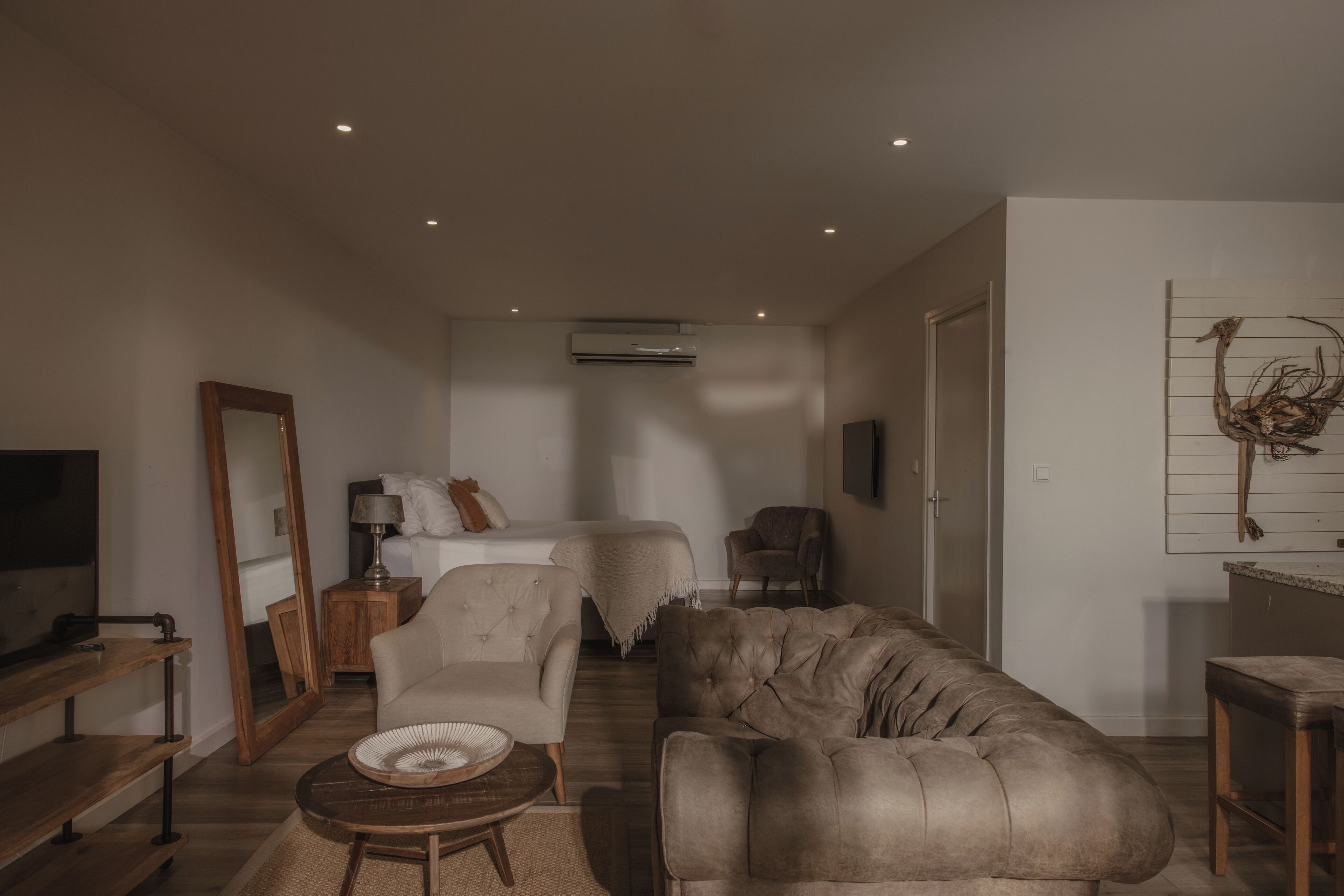 studio | 2 bedrooms, minibar, in-room safe, desk