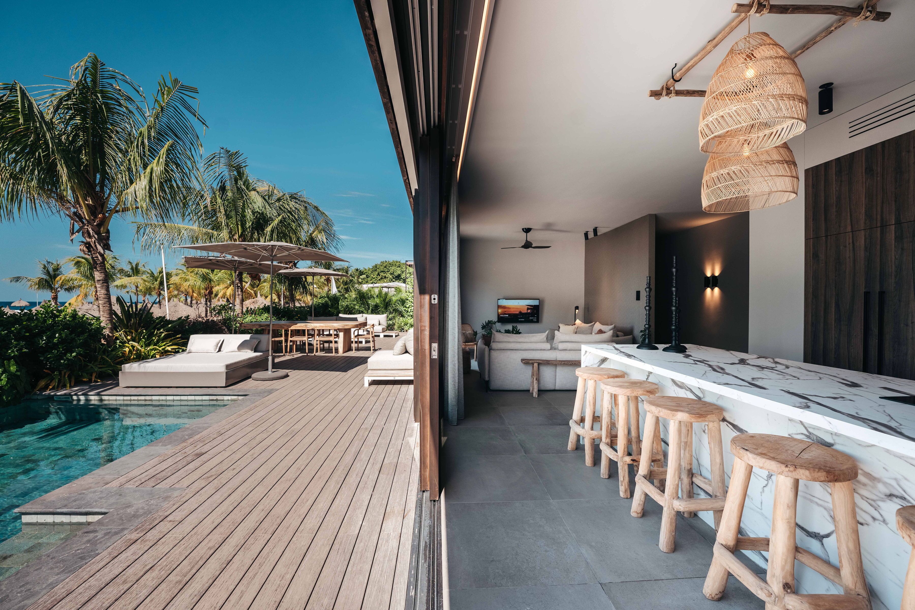 The Kontiki Suite | Woonruimte | Een 43-inch smart-tv met satellietzenders en een televisie