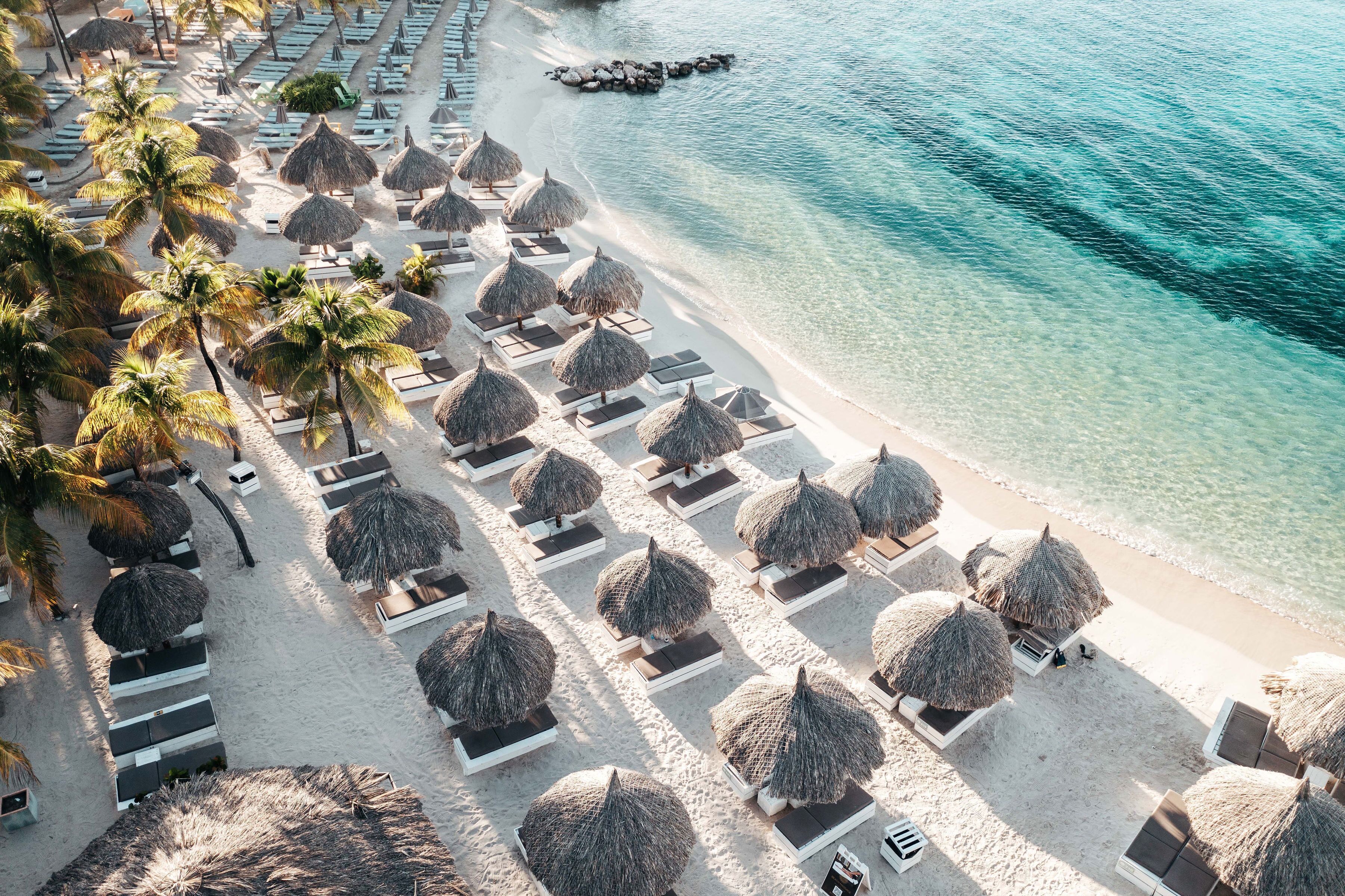 해변에 위치, 백사장, 비치 카바나, 일광욕 의자