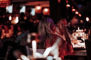 2 restaurants servant le petit déjeuner, le déjeuner et le dîner
