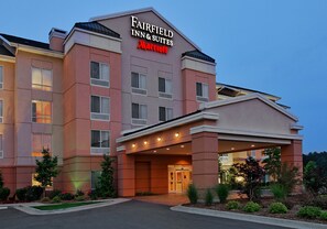 Un hôtel Fairfield Inn & Suites Marriott au design moderne, doté d’une entrée imposante et d’un aménagement paysager bien entretenu.