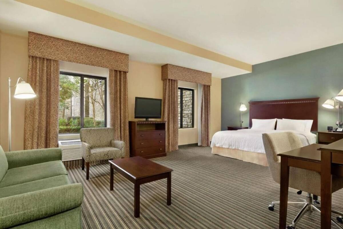 Sengetøy av topp kvalitet, safe på rommet og blendingsgardiner