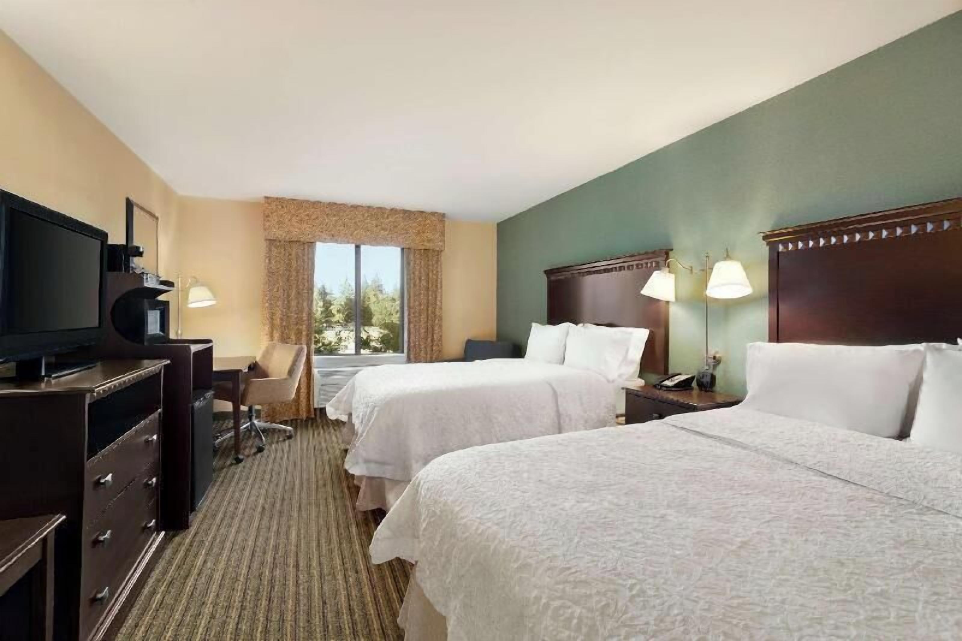 Sengetøy av topp kvalitet, safe på rommet og blendingsgardiner