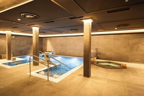 Zona de spa amb banyera d'hidromassatge, una petita piscina i sauna.
