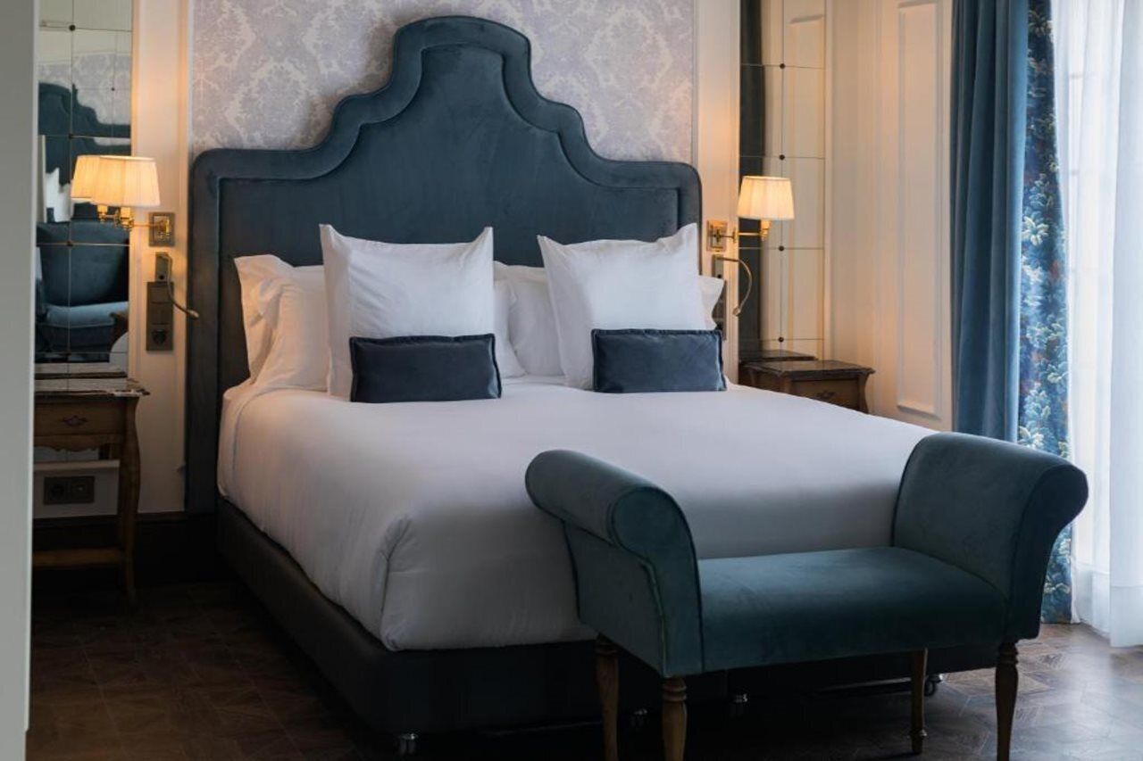Blackout curtains, free WiFi, bed sheets