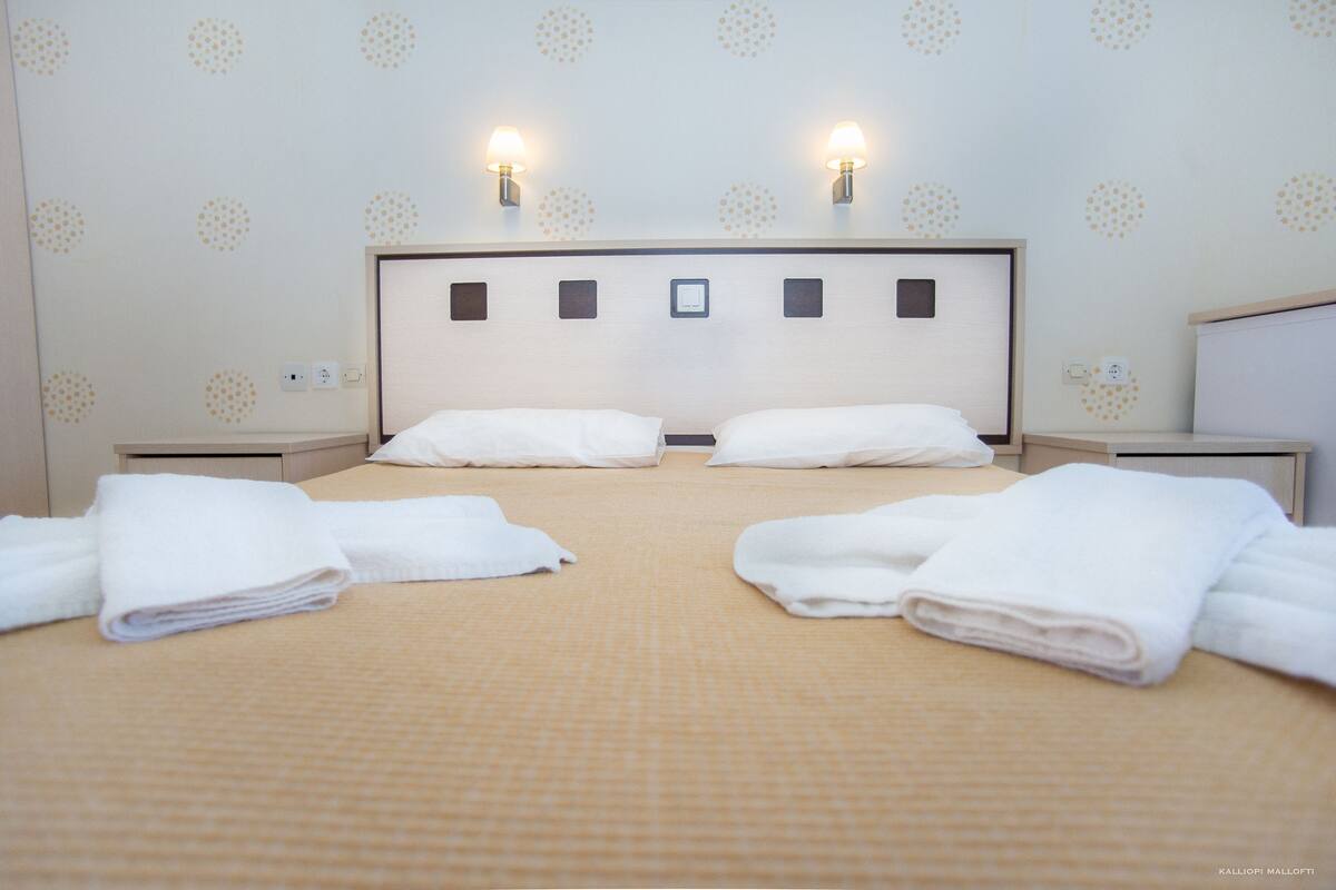 客房内保险箱、办公桌、免费 WiFi、床单