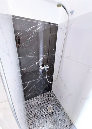Economy-Vierbettzimmer, Meerblick | Badezimmer | Dusche, kostenlose Toilettenartikel, Haartrockner, Handtücher