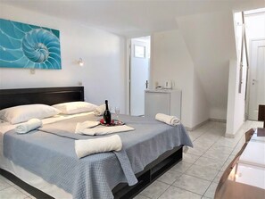 ファミリー デュープレックス | デスク、アイロン / アイロン台、WiFi (無料)、客室ごとに異なる装飾