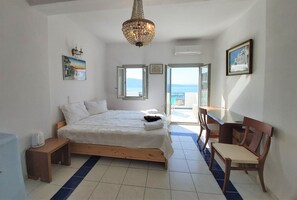 Doppelzimmer (Sea & Sunset view) | Individuell dekoriert, individuell eingerichtet, Schreibtisch
