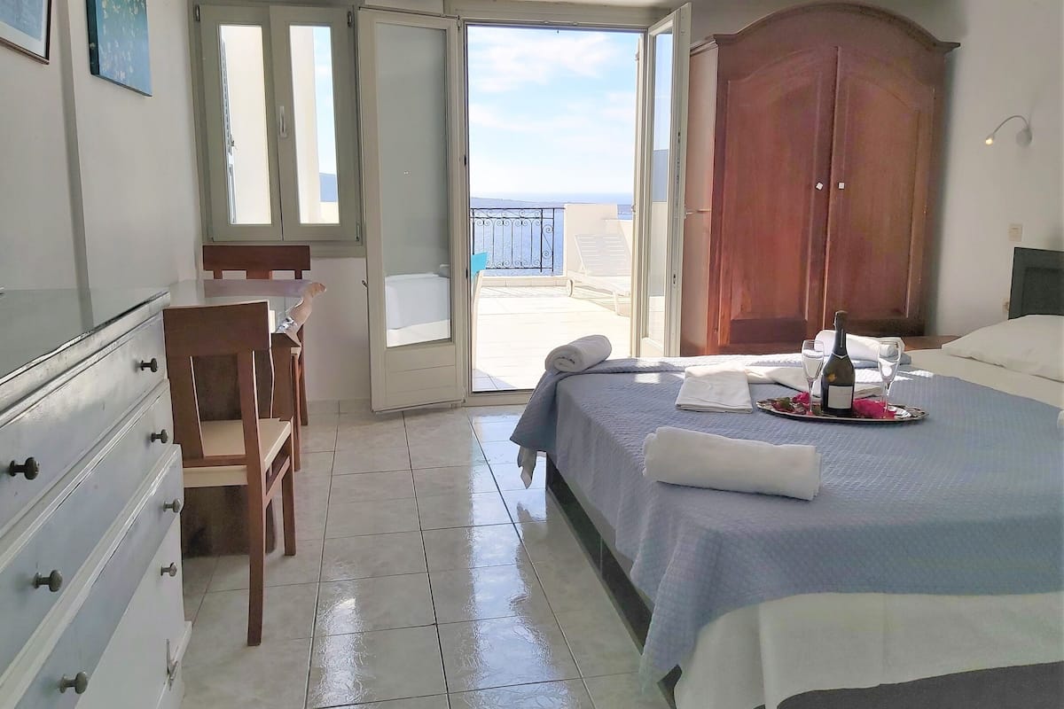 Family Maisonette (Sea & Sunset view) | 2 bedrooms, individually decorated, individually furnished, desk