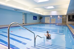 Kolam renang tertutup, kerusi lepak pantai 