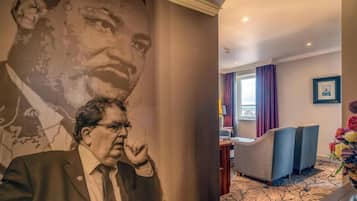 Executive Junior Suite Penthouse | Living area | Flat-screen TV