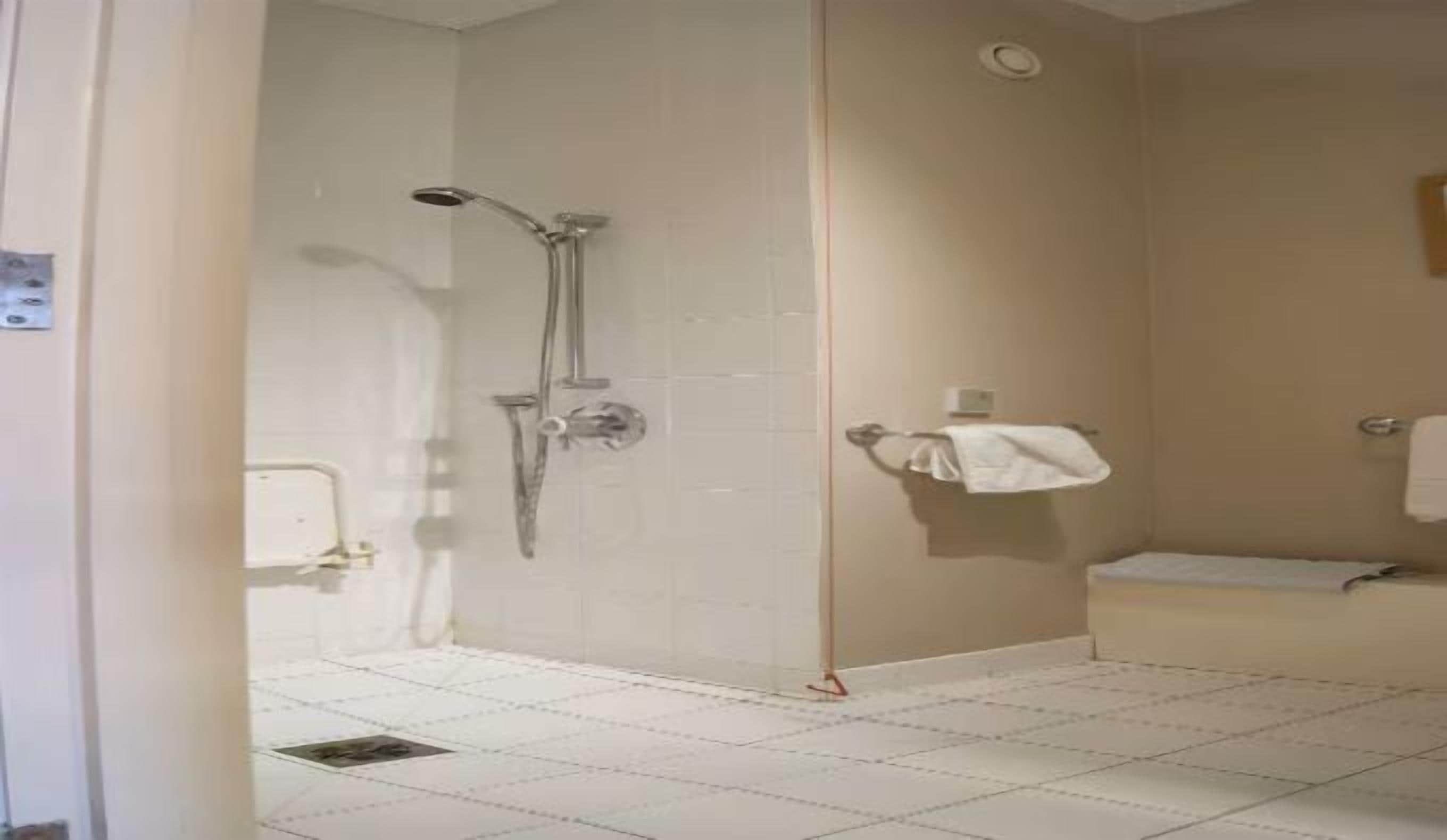 standard double room, accessible bathtub | bathroom | combined shower/bathtub, free toiletries, hair dryer, towels