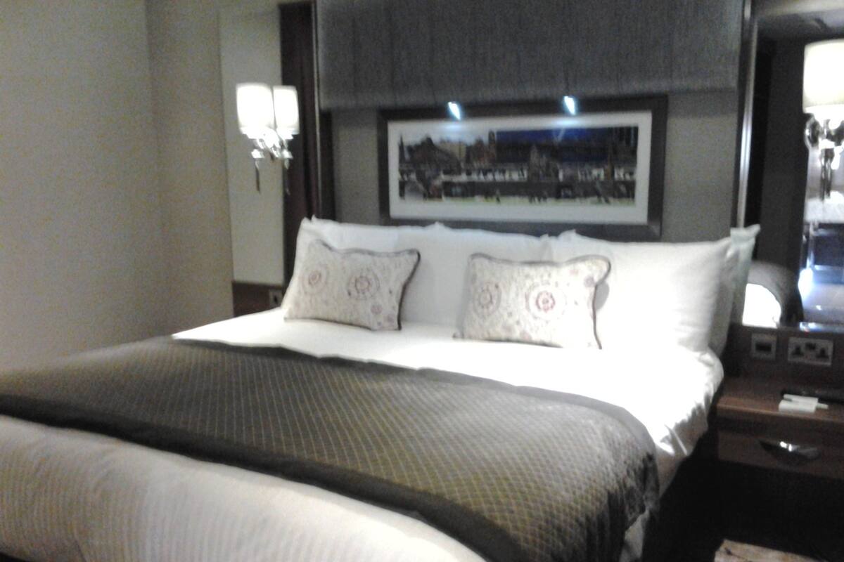 Executive Double Room, 1 Queen Bed | Hypo-allergenic bedding available, blackout drapes, bed sheets