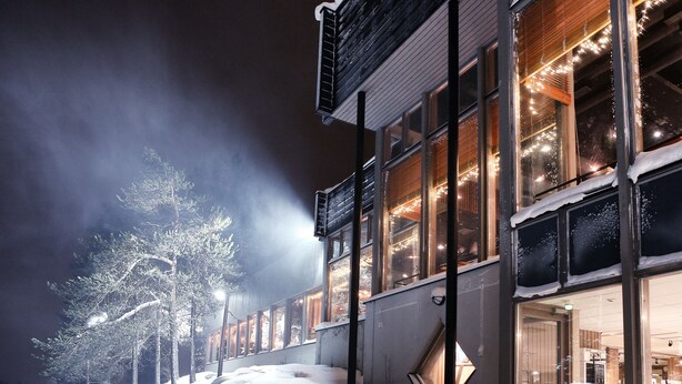 A modern building with large windows and a snow-covered roof. - Hotel Pyhatunturi (Pyhätunturi)