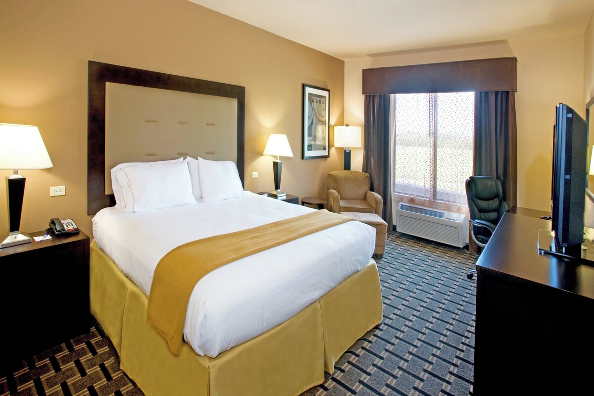 Premium bedding, down comforters, Tempur-Pedic beds, in-room safe