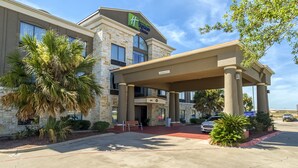 Holiday Inn Express -hotellin rakennus, jossa on kiviverhous, suuret ikkunat ja katettu sisäänkäyntialue.