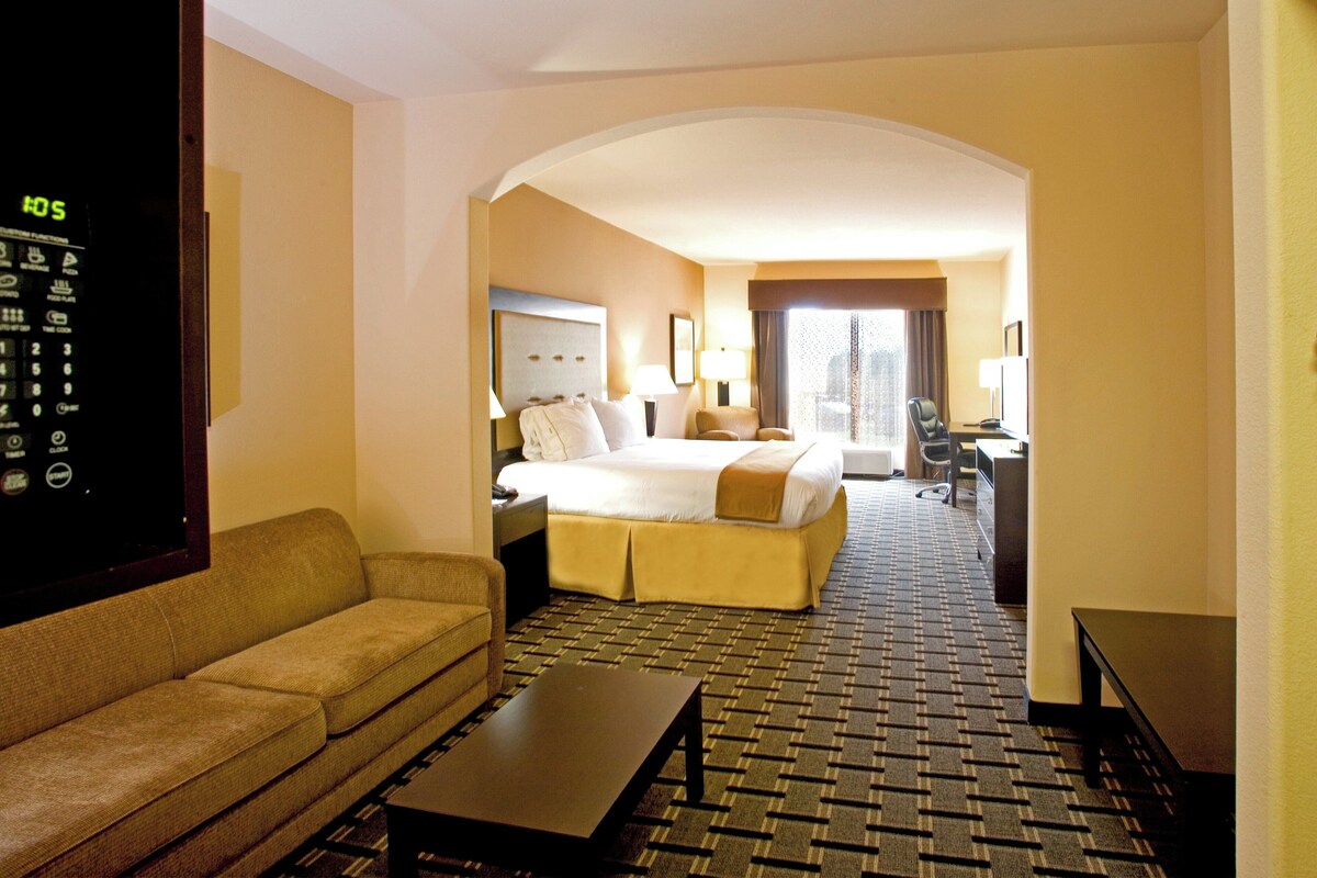 Premium bedding, down comforters, Tempur-Pedic beds, in-room safe