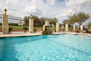 Seasonal outdoor pool, open 10:00 AM to 10:00 PM, pool umbrellas - Holiday Inn Express Suites Beeville by IHG (Beeville)
