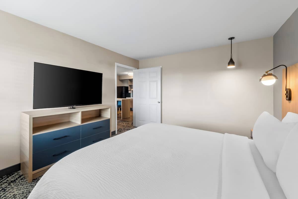 Suite, 1 Bedroom, Hearing Accessible (Roll-In Shower) | 1 bedroom, desk, laptop workspace, blackout drapes